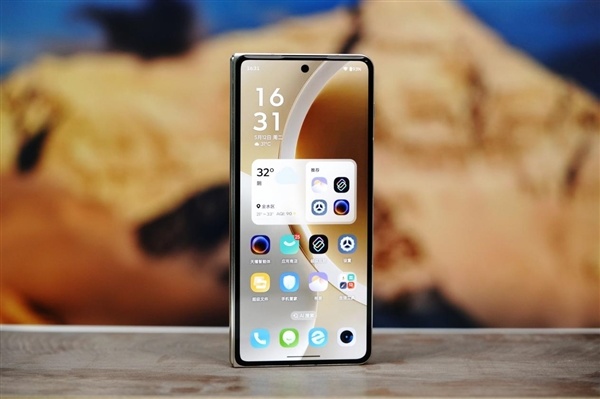 联想moto首款大折叠手机!moto razr fold图赏