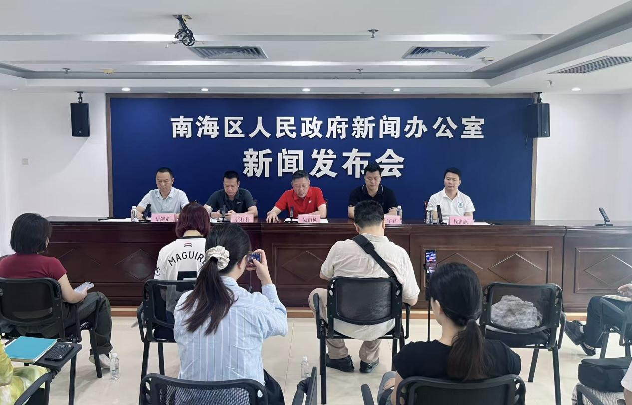 图为：发布会现场