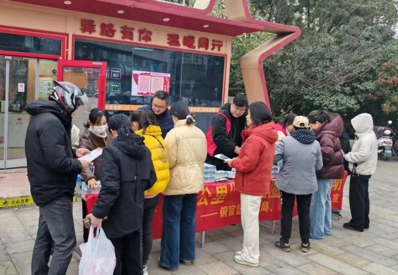 图为区人社局开展“三公里”就业活动。资料图