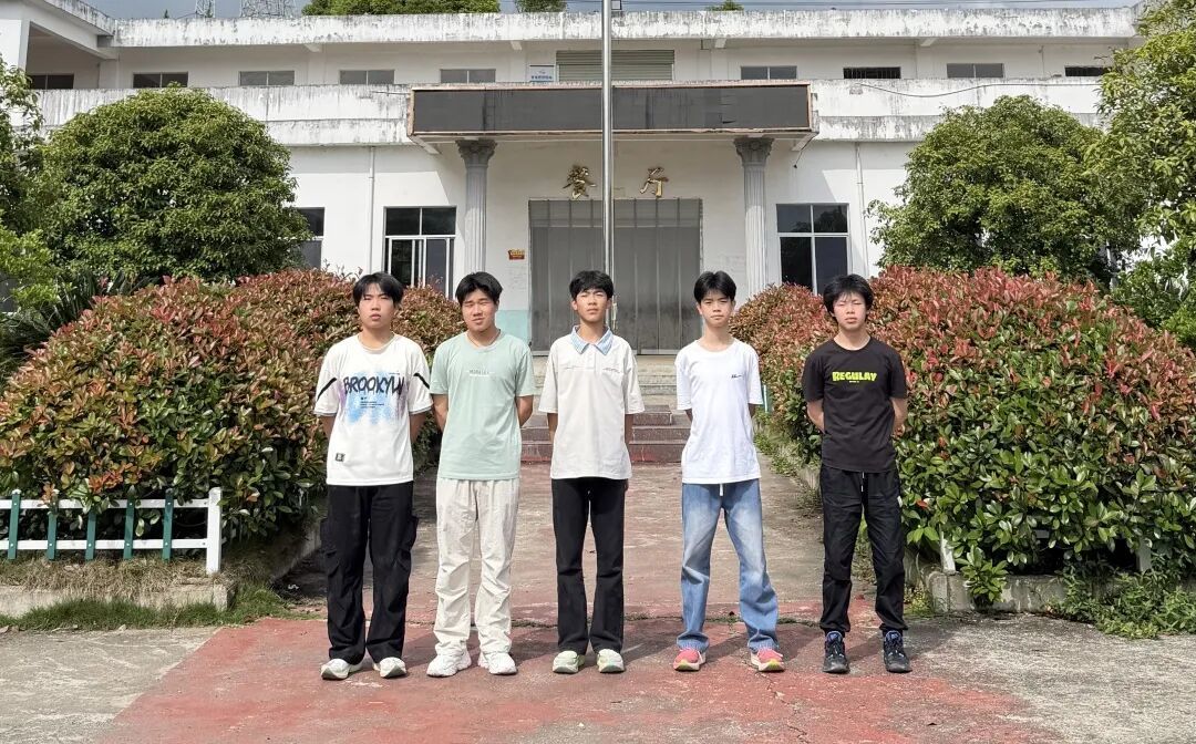 胡於鸿、聂祥意、谢光明、陈佳伟、周鑫（从左至右）