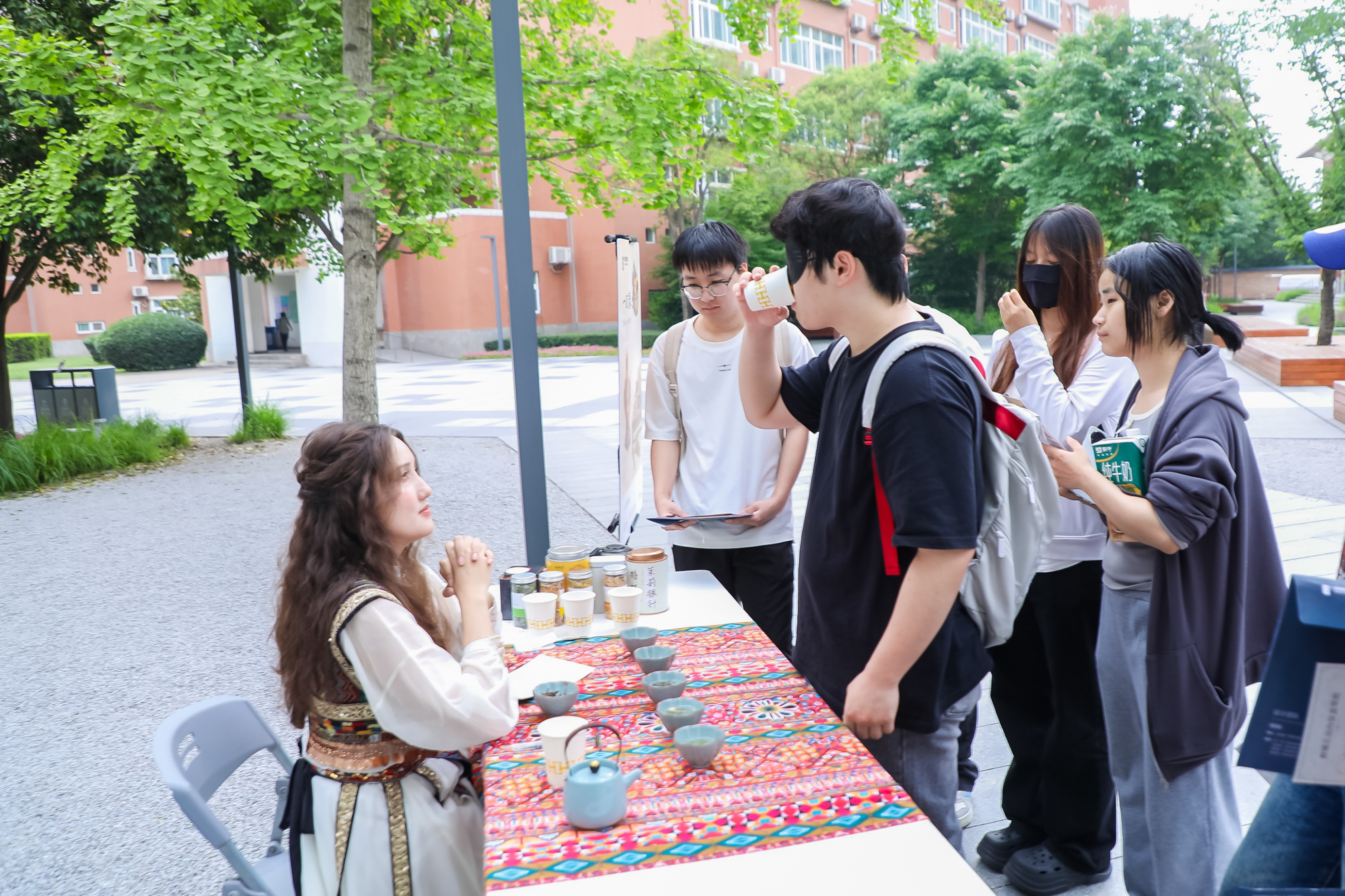 西安欧亚学院与曲江文旅共建商学院正式揭牌！