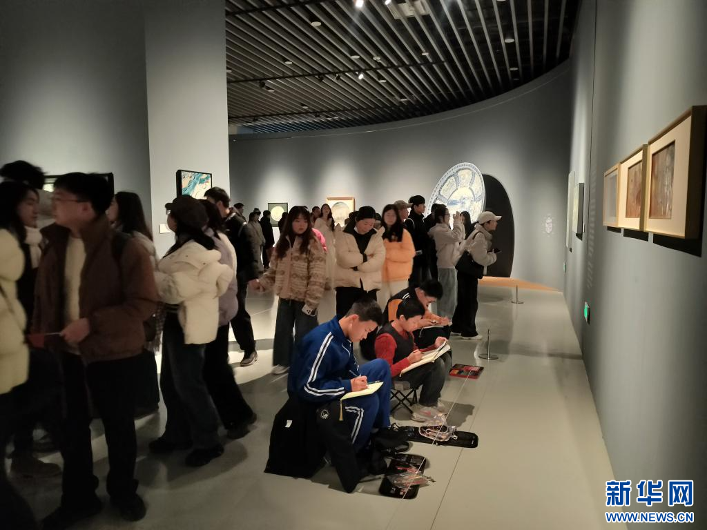 流失海外的敦煌壁画瓷上临摹作品前，常有盘坐的学生。受访者供图