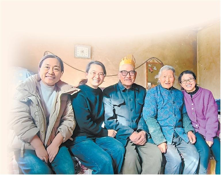 给朱宦老人过生日 受访者供图 本组图片经AI加工