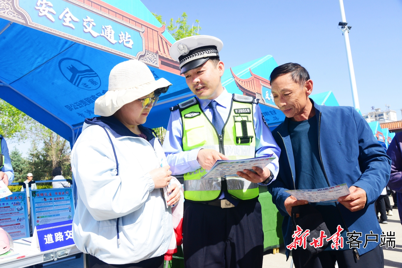 “安全交通站”摊位前,山丹县公安局开展“一盔一带”安全宣传。