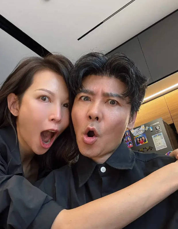 蔡少芬与张晋搞怪互动。