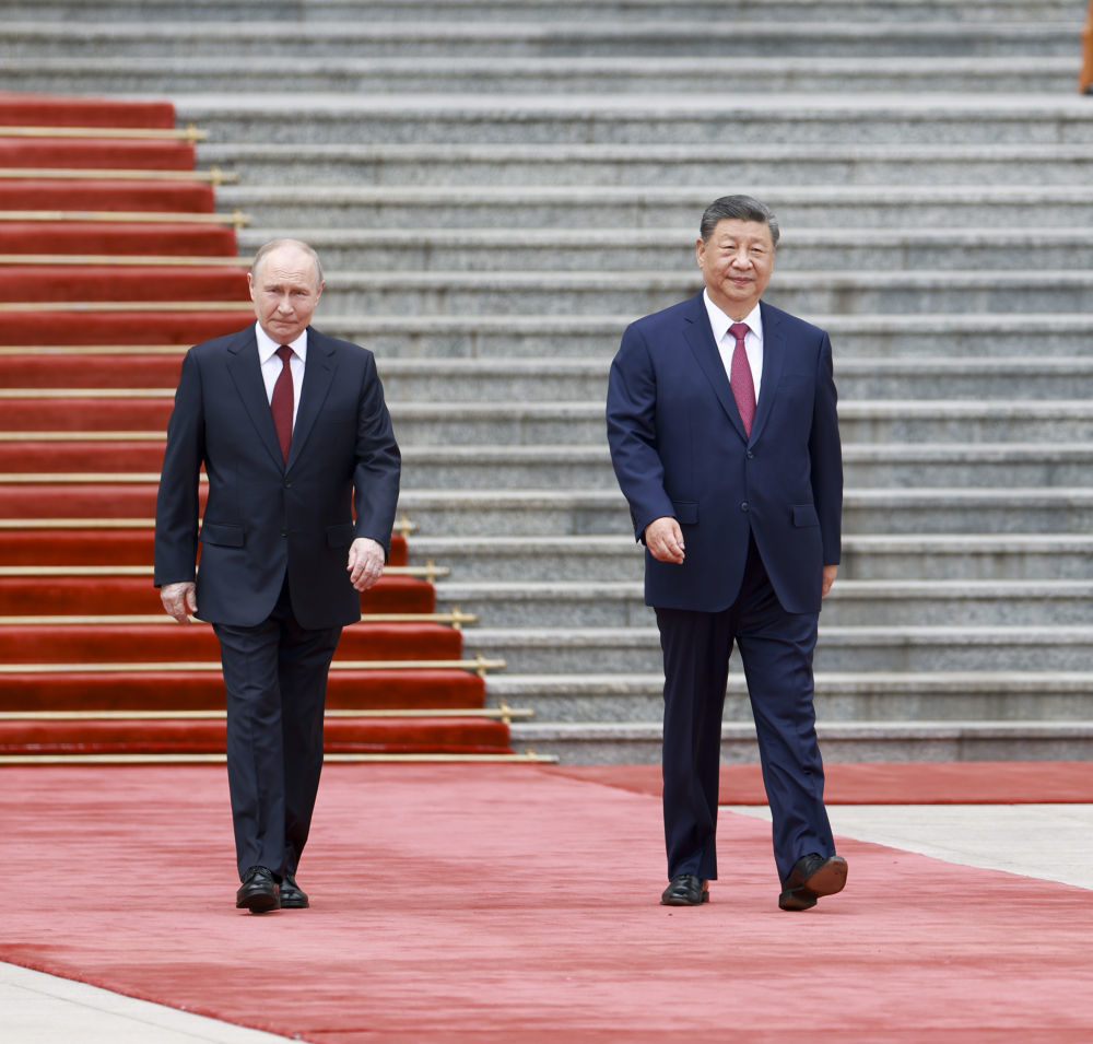 5月20日上午,国家主席习近平在北京人民大会堂同来华进行国事访问的俄罗斯总统普京举行会谈。会谈前,习近平在人民大会堂东门外广场为普京举行欢迎仪式。新华社记者 丁海涛 摄