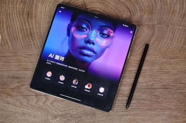 联想moto首款大折叠手机!moto razr fold图赏