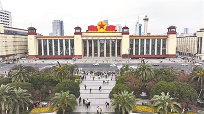 许多游客隔街相望与江西美术馆同框