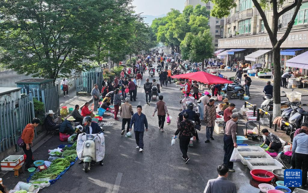 市民在“潮汐菜场”选购蔬菜（5月12日摄，无人机照片）。