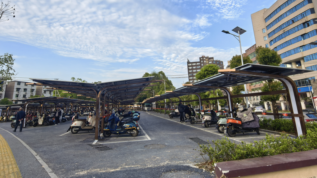 万载二中附近空地“变身”非机动车停车场