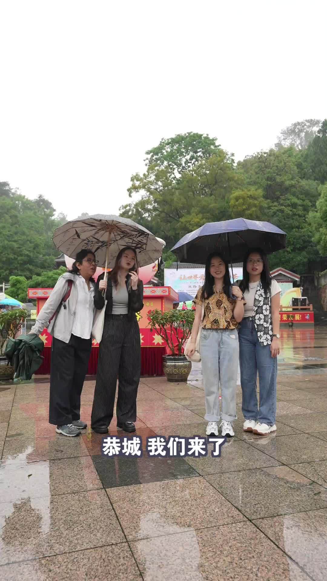 国际茶日：外国留学生体验恭城油茶制作技艺
