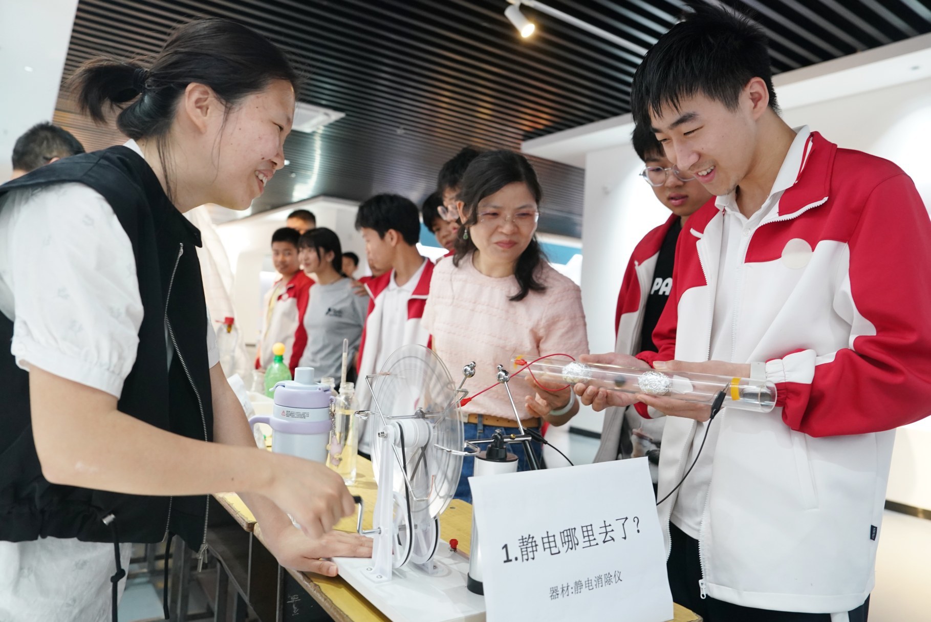 机器人跳舞、无人机竞技，新余校园科技节点燃青春梦想
