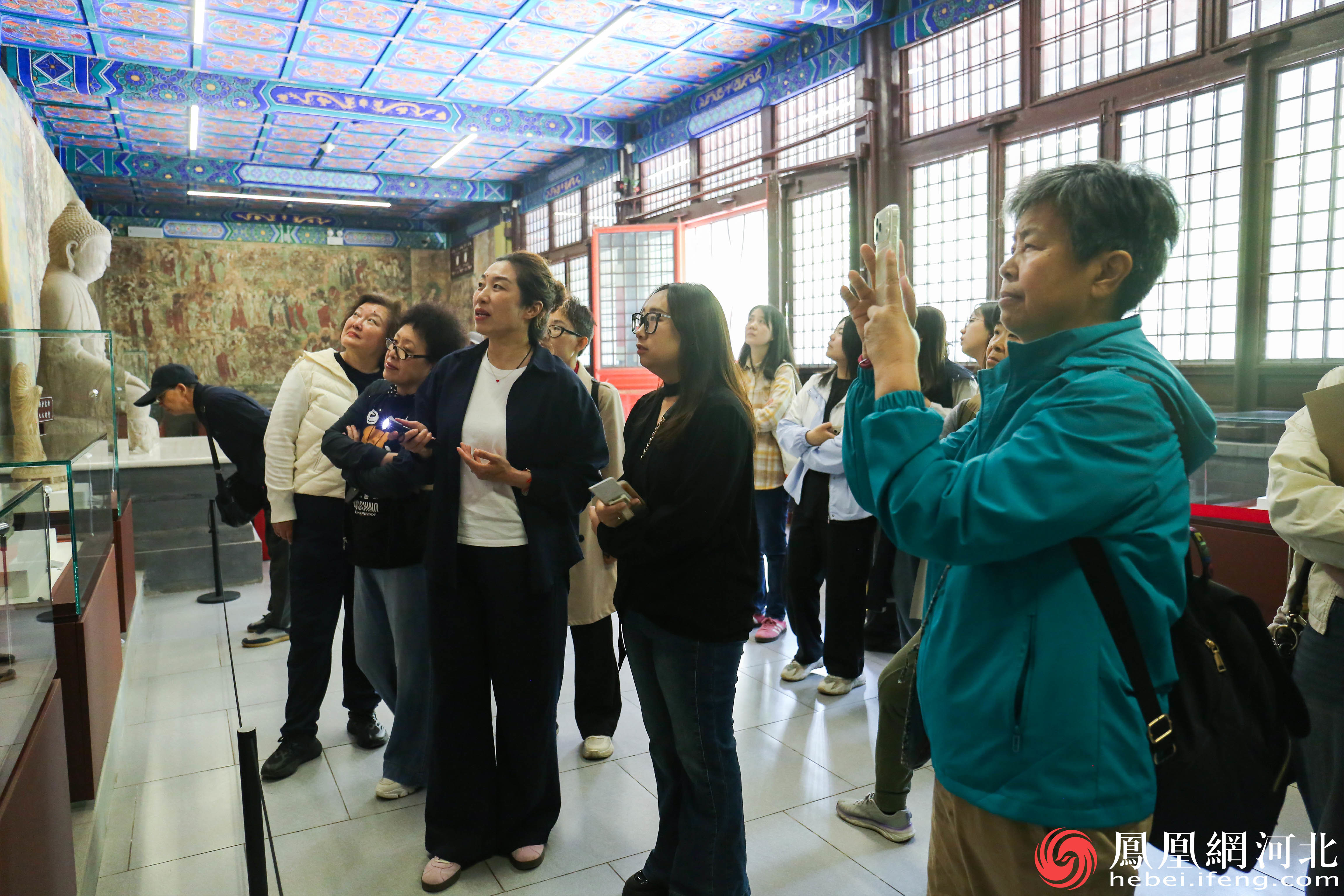 武育红在展厅讲解壁画 李卓然摄