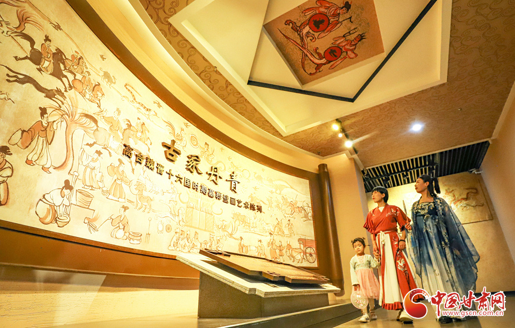 高台县博物馆内群众在观看文物展览