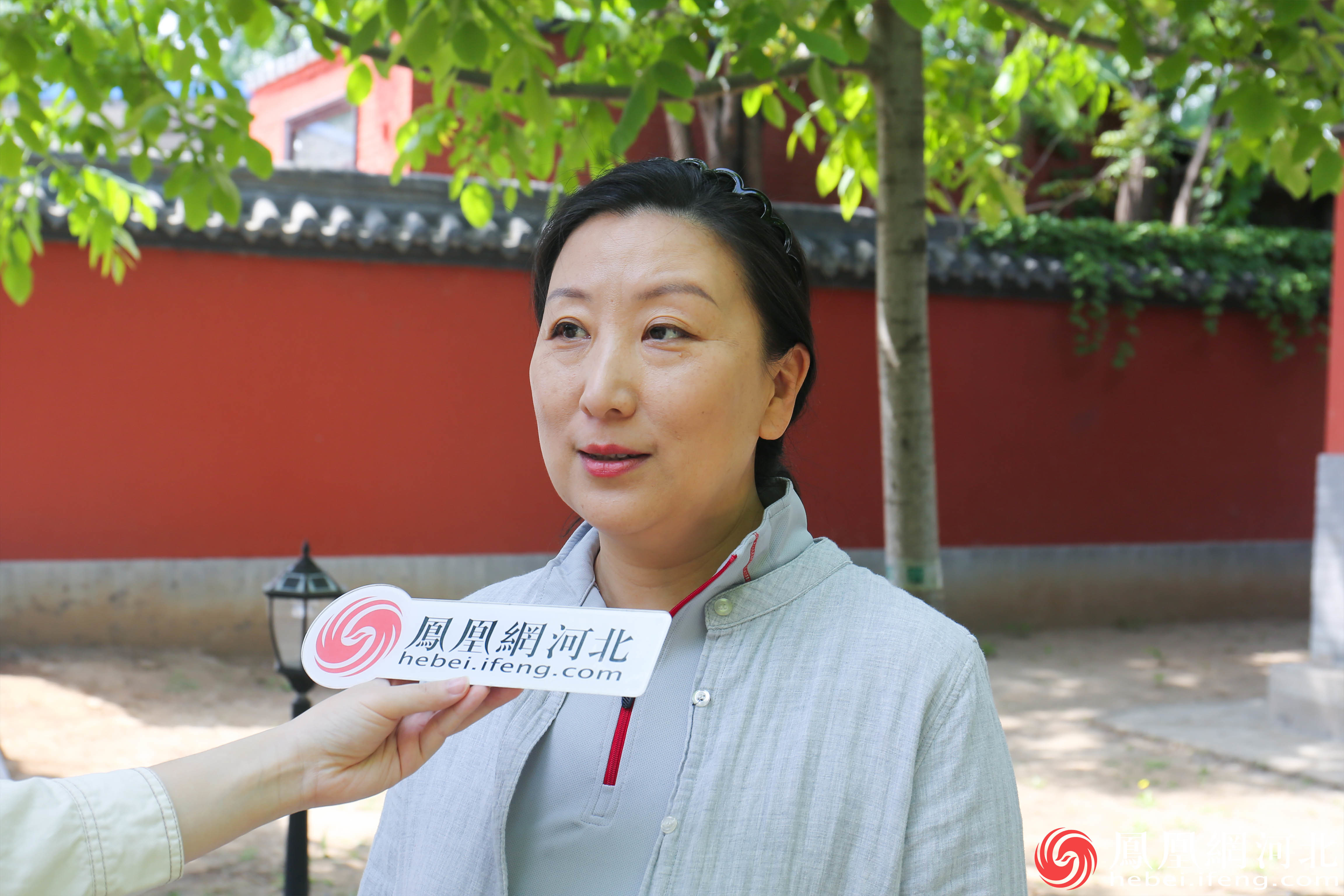 高露歌介绍毗卢寺博物院的情况 李卓然摄