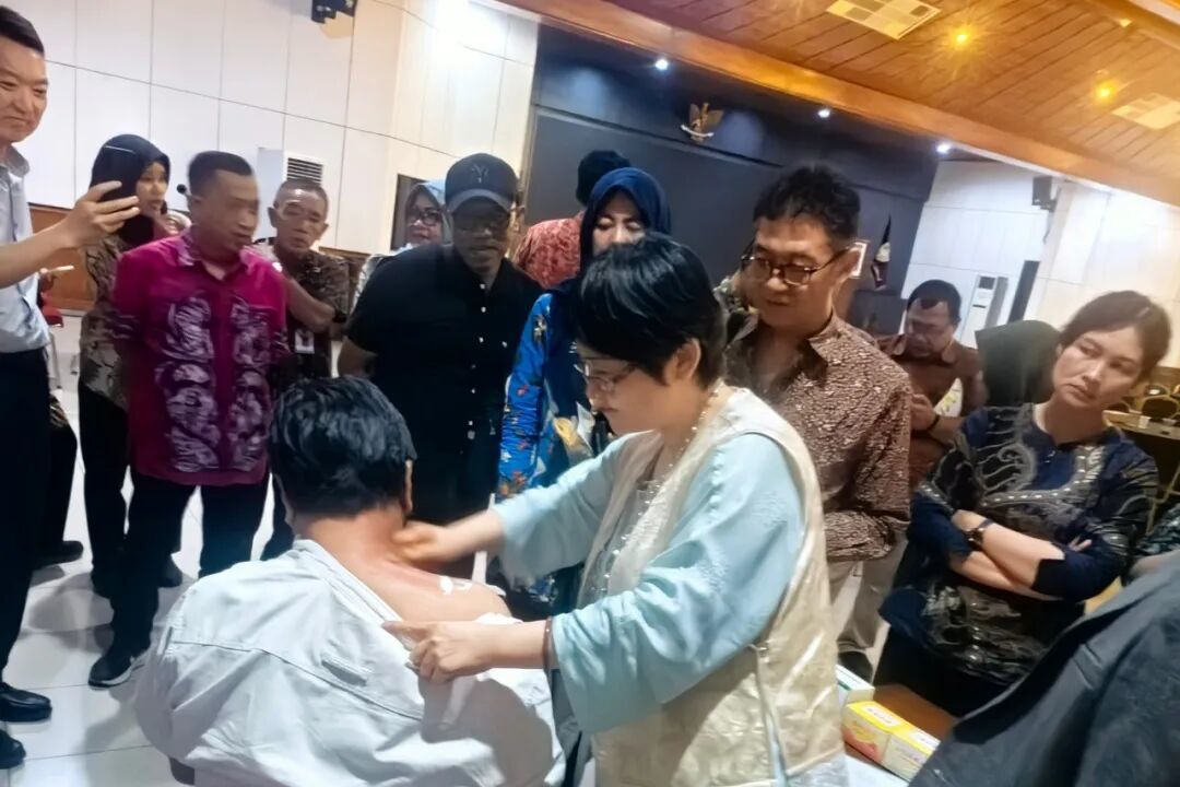 西安市中医医院副院长张艳、老年病科主任乔黎焱出访印尼