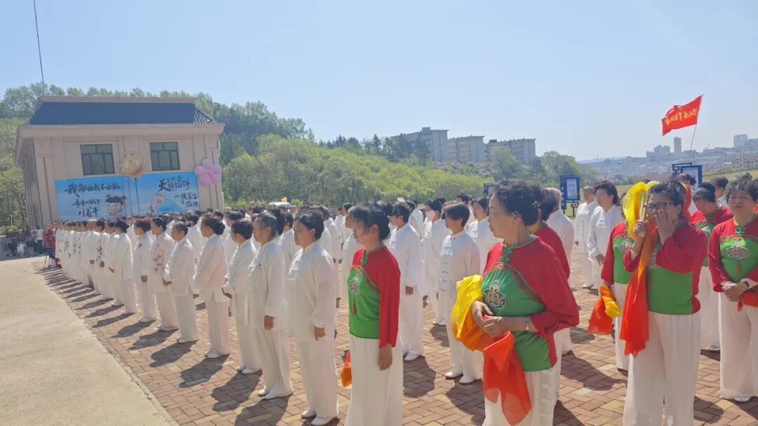 鹤岗市老年人风采展演在北山公园开幕近200名“银发”健儿演绎最美夕阳红(图2)