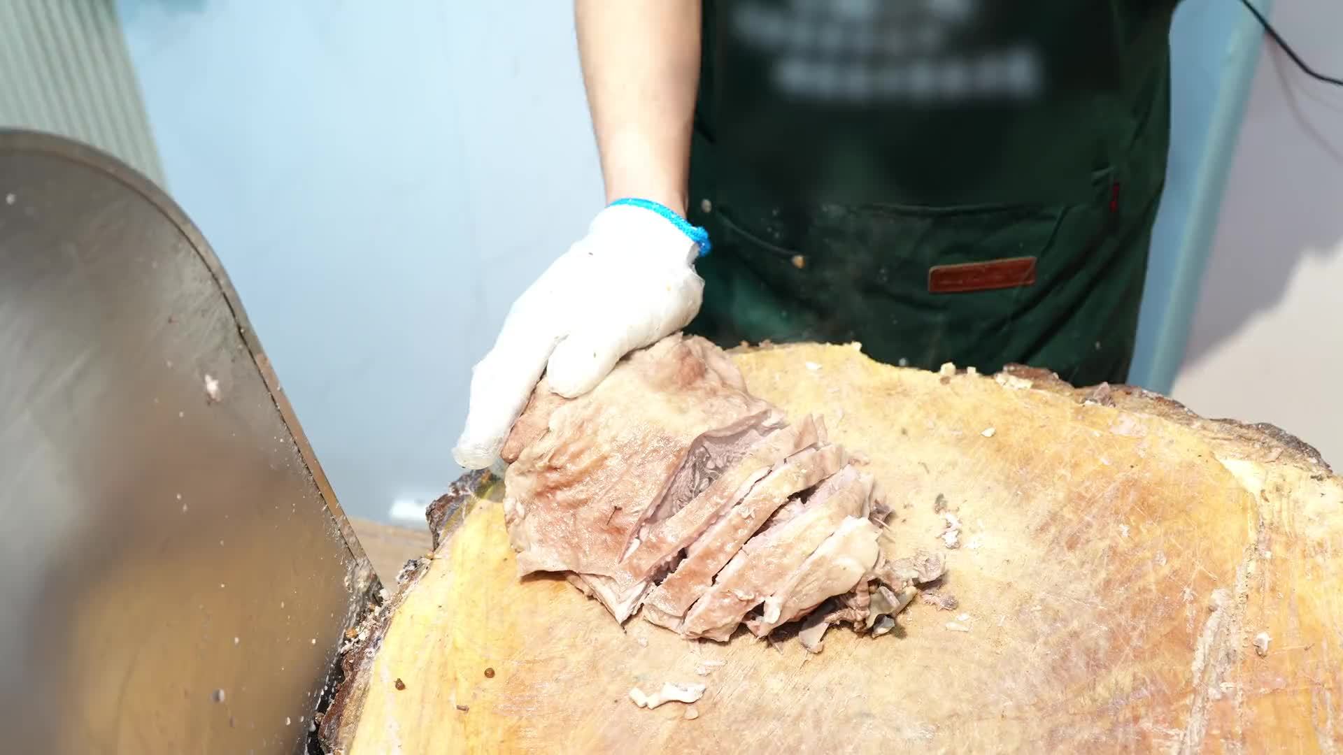 兰州手抓羊肉的“卷中之王”，一口羊肉一口蒜，实现手抓羊肉自由