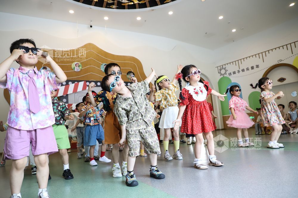 为庆祝“六一”国际儿童节,5月26日,江西省余干县第六幼儿园精心举办“复古回潮,摩登六一”儿童节活动。
