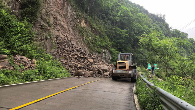 （城步公路建设养护中心抢通S248线K119+400处边坡垮方路段。）