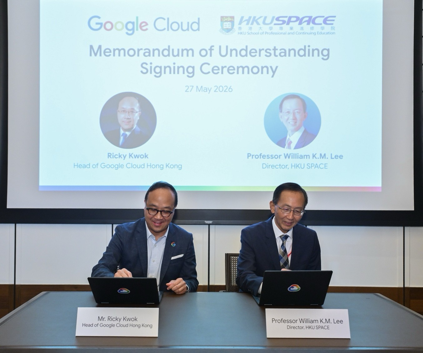 图：香港大学专业进修学院院长李经文与 Google Cloud 香港主管 Ricky Kwok 签署合作备忘录。