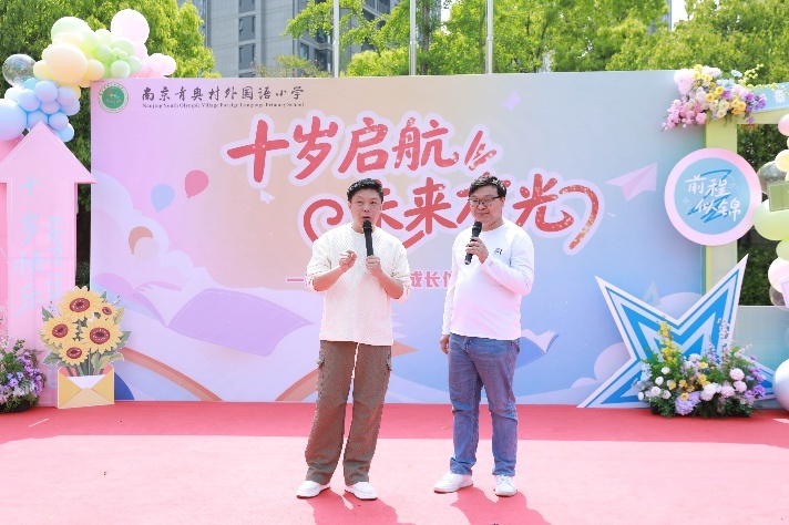 家长代表梁爽、大然表演相声《学外语》
