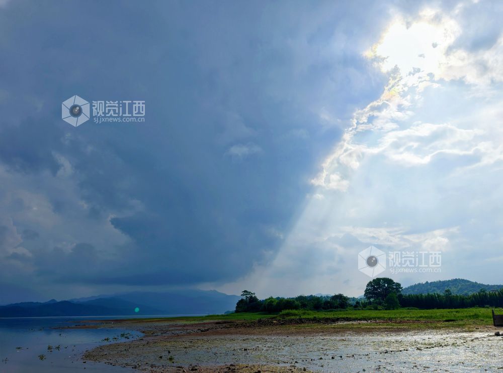 钤阳湖云浅水静,云影垂落湖面、与远山洲渚相映成趣,勾勒出清爽秀美的生态图景。