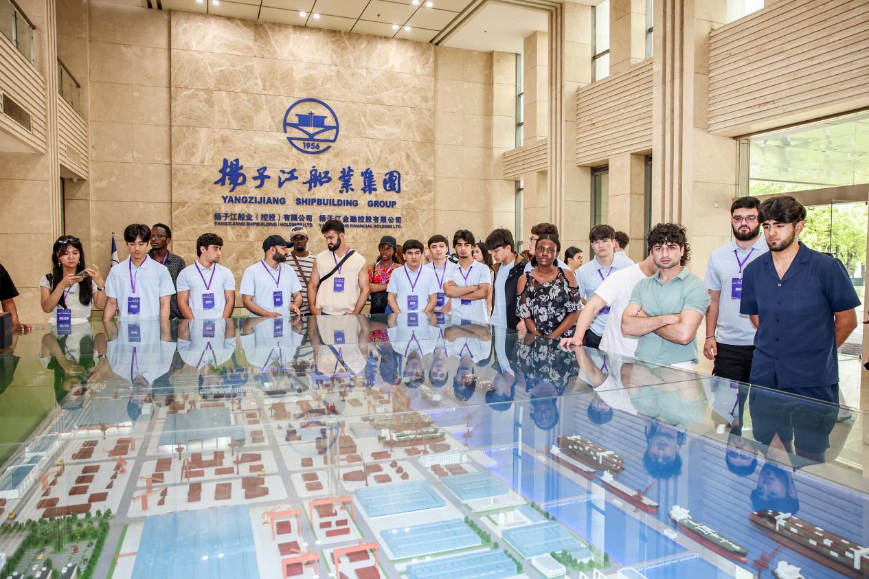 图为参观靖江造船企业。