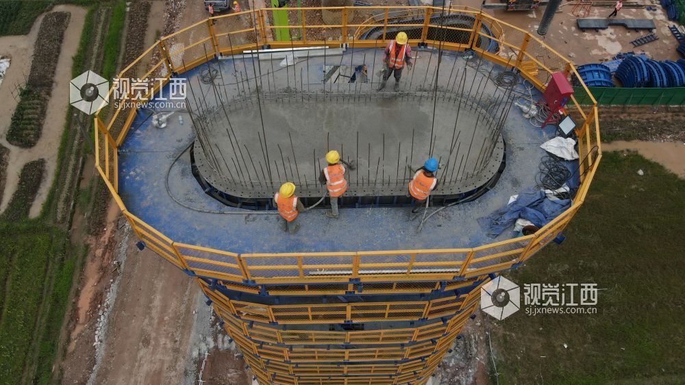 2026年5月27日，国家重点工程、国家 “八纵八横” 高铁网渝厦通道重要组成部分 —— 长赣高铁七标江西省遂川段施工现场一派繁忙。