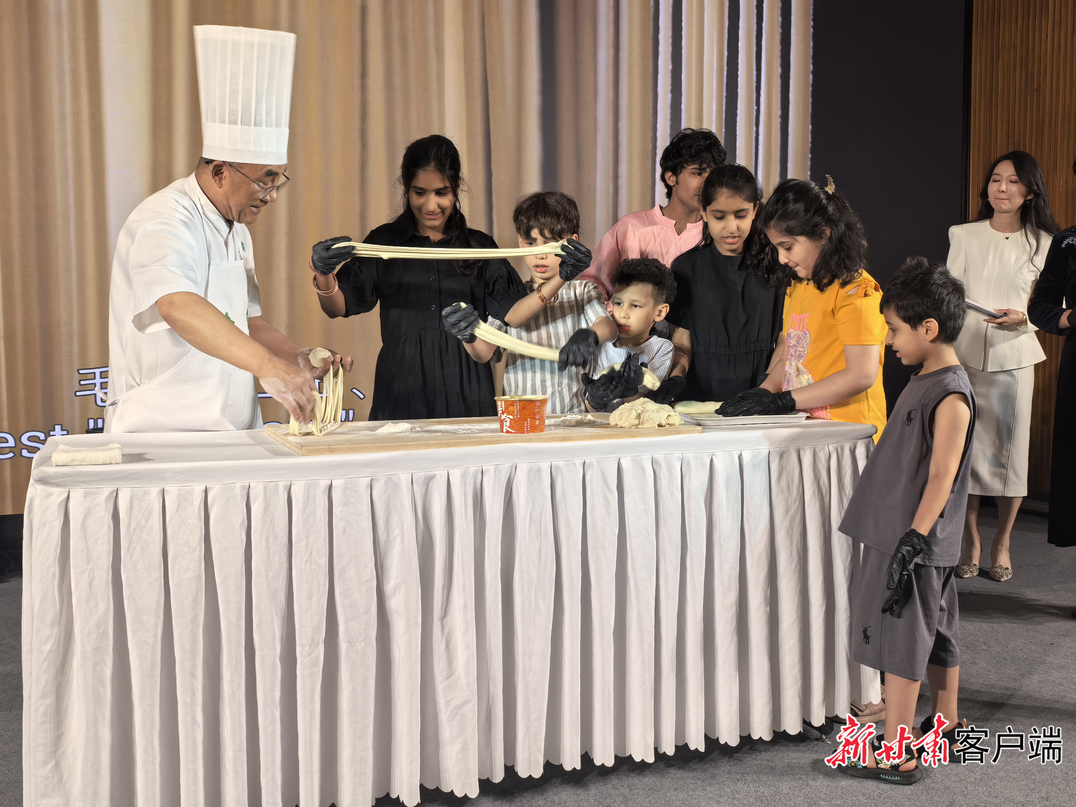 孩子们学习做兰州牛肉拉面