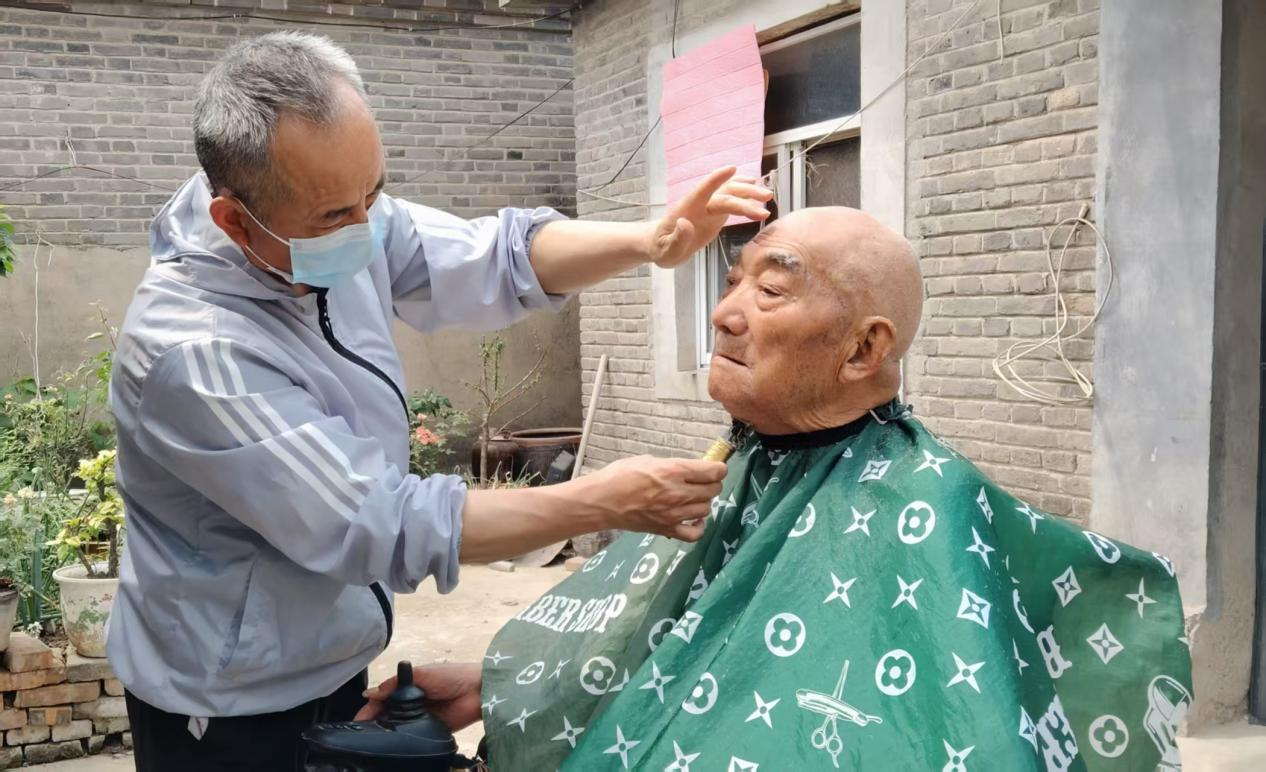 无声剪刀有声爱，徐州睢宁一对聋哑夫妻36年“慈善心路”
