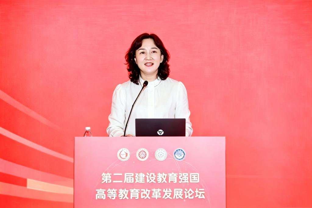 中国高等教育学会职业技术教育分会副理事长、河南职业技术学院党委副书记、校长夏新颜作专题报告