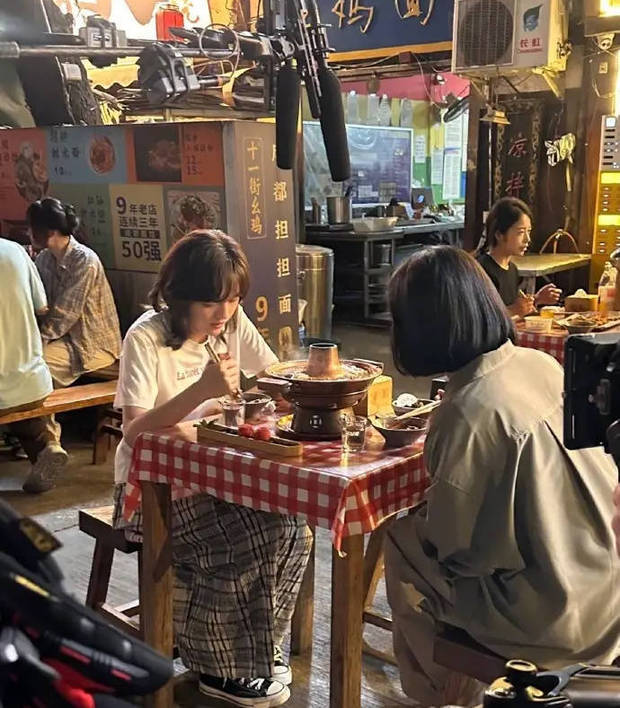 搜狐娱乐讯 近日，有网友在成都某火锅店用餐时，偶遇周迅与文淇正在拍摄新片。画面中两人自然对坐，氛围融洽。