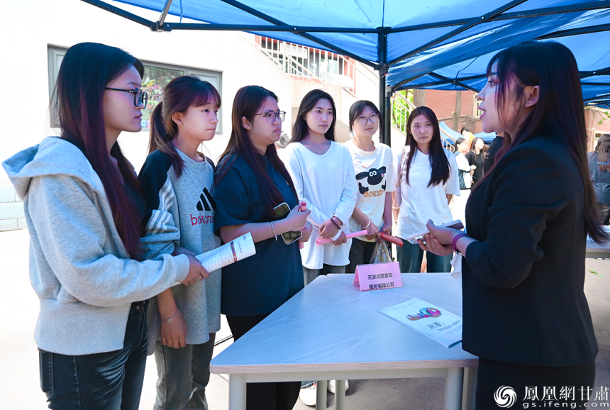 双选会现场,学生驻足了解岗位详情。