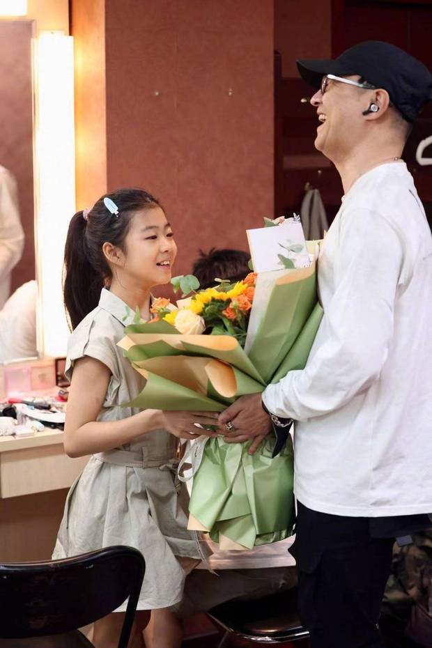 汪峰为女儿醒醒送上鲜花。