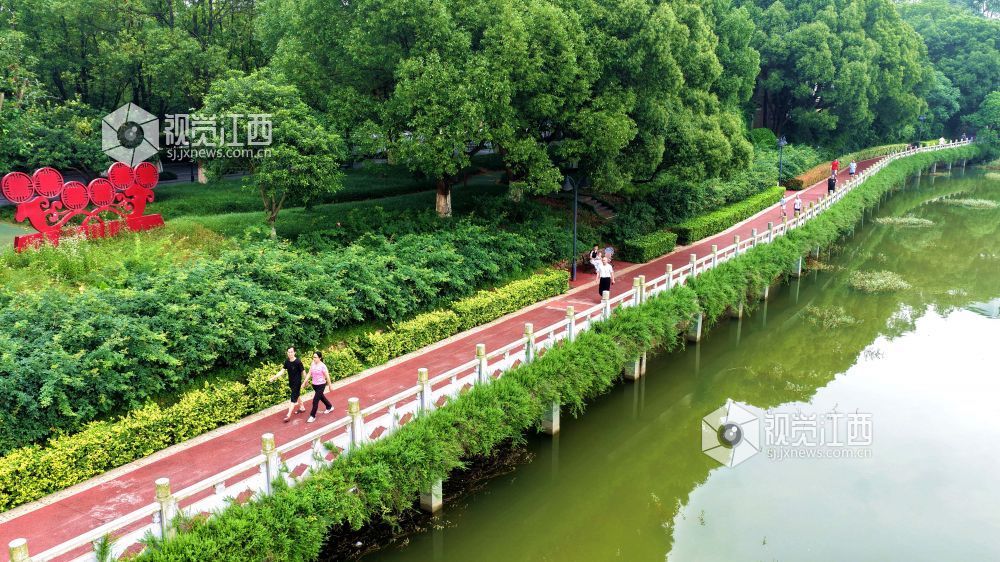 2026年5月27日，市民在江西省吉安市峡江县百花公园运动健身。