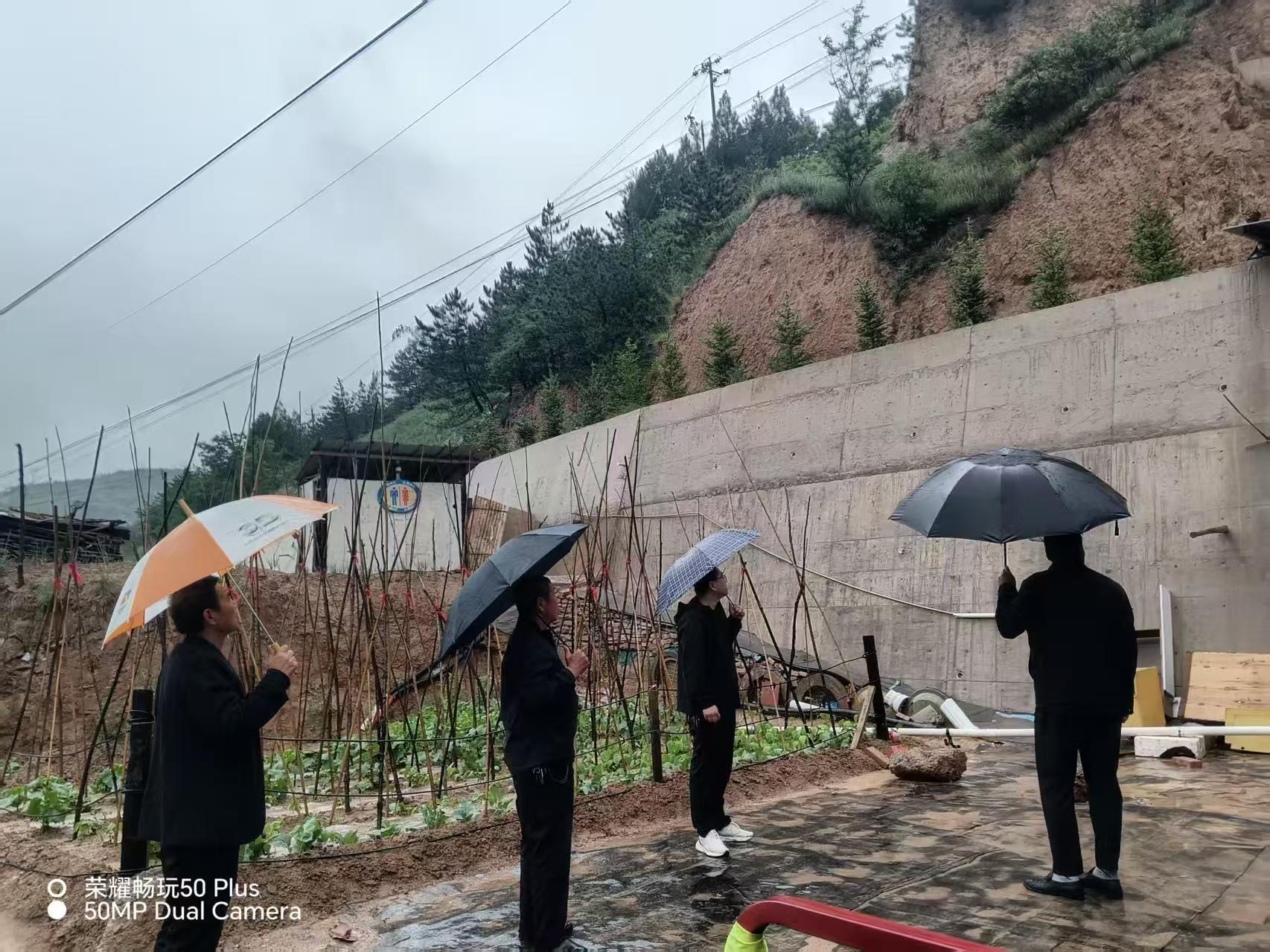 图2为柳湖镇马庄村村社干部对临崖临沟地段开展防汛巡查(崆峒区融媒体中心供图).jpg