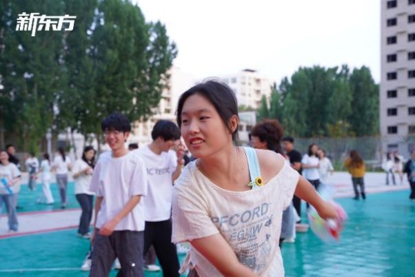 “泉力以赴,圆梦今夏”:济南新东方千名高三学子星光游园会燃情减压