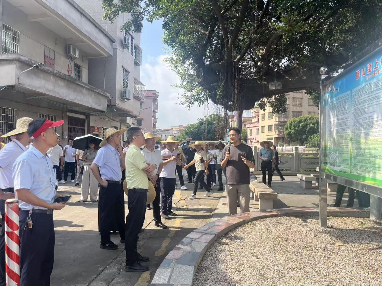 图为:与会人员实地参观榕树头公园