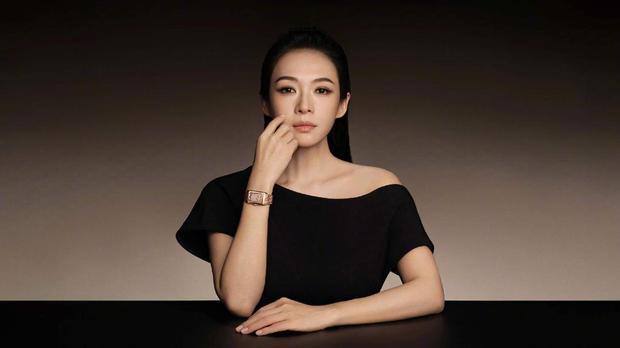 搜狐娱乐讯 近日，一组章子怡气场十足的大片曝光。