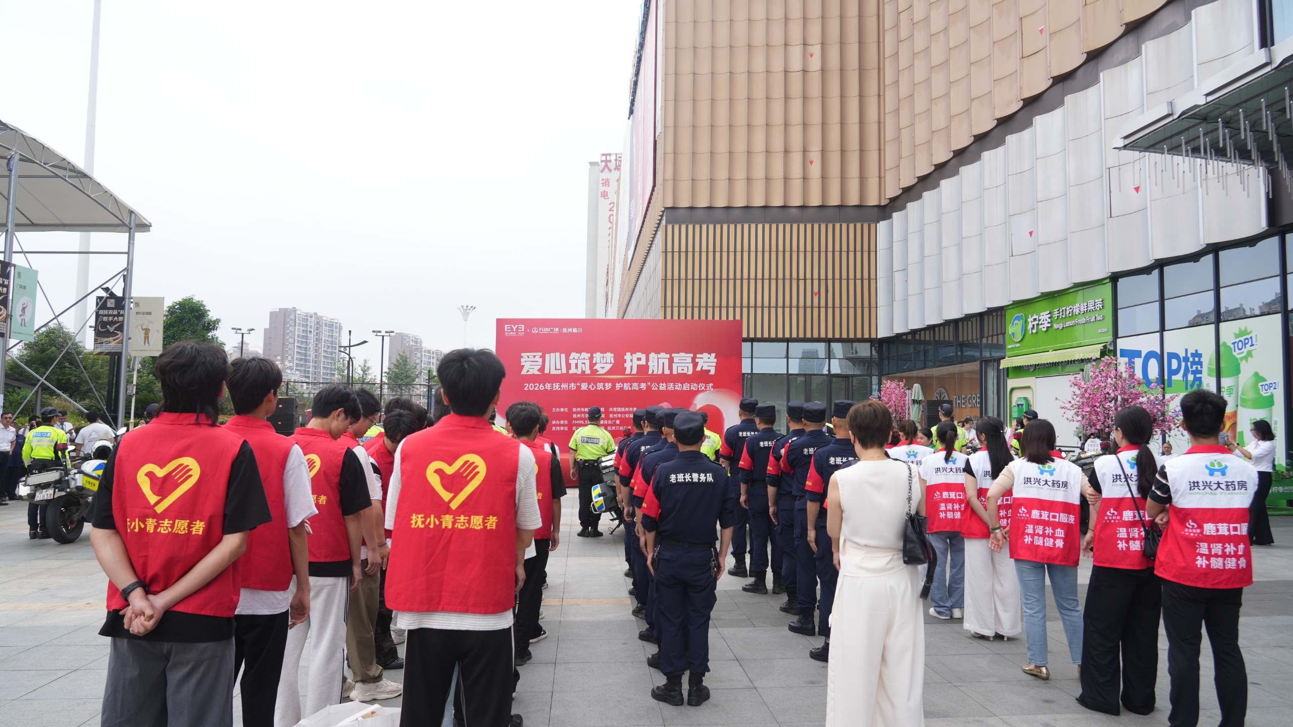 江西抚州:满城“爱心车” 温暖赶考路(图)