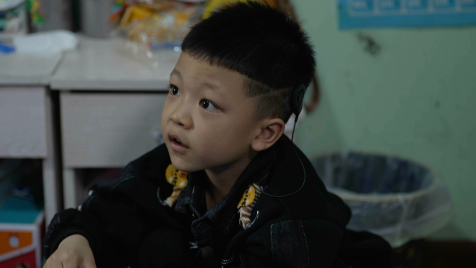 “你们卖肾也得给他治”，孙子出生测听未过，奶奶想带他去医院，爷爷嫌麻烦，三岁半确诊耳聋时奶奶当场瘫了