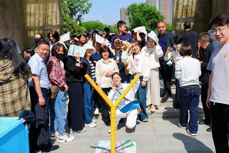 图说:市民参加现场活动。