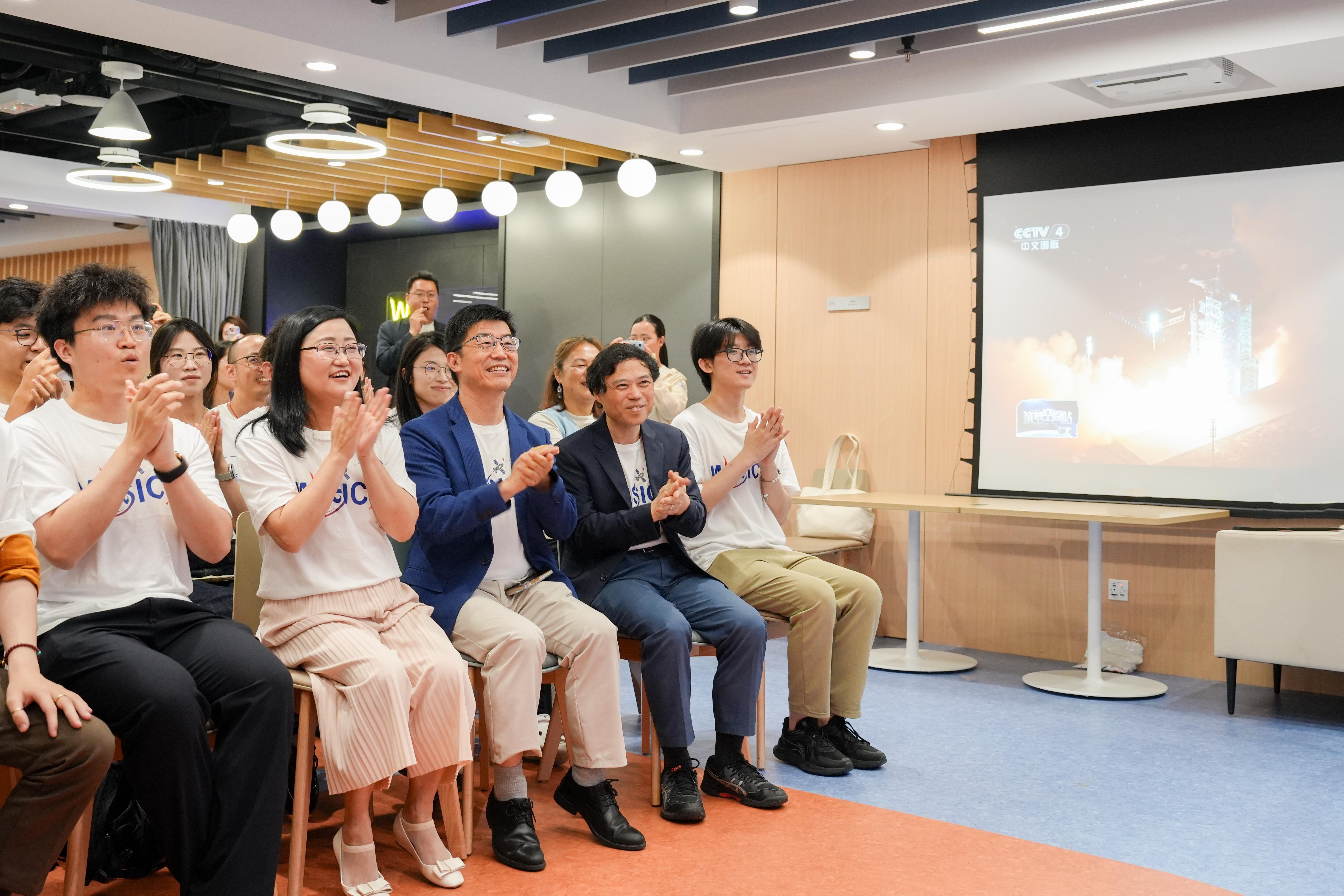 港科大师生齐聚校园 同贺神舟二十三号载人飞船顺利升空