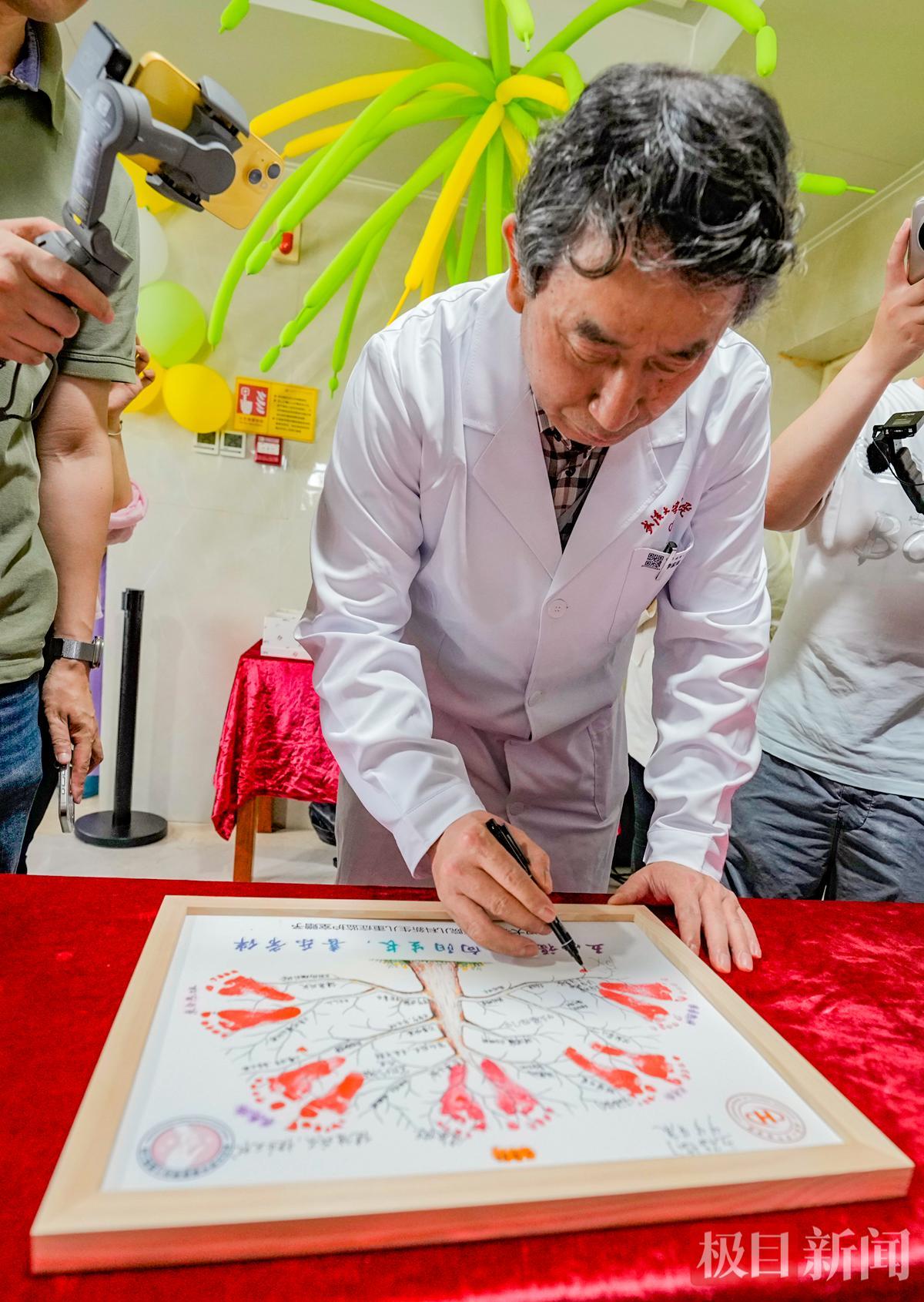 李医生为“五福”写祝福.jpg