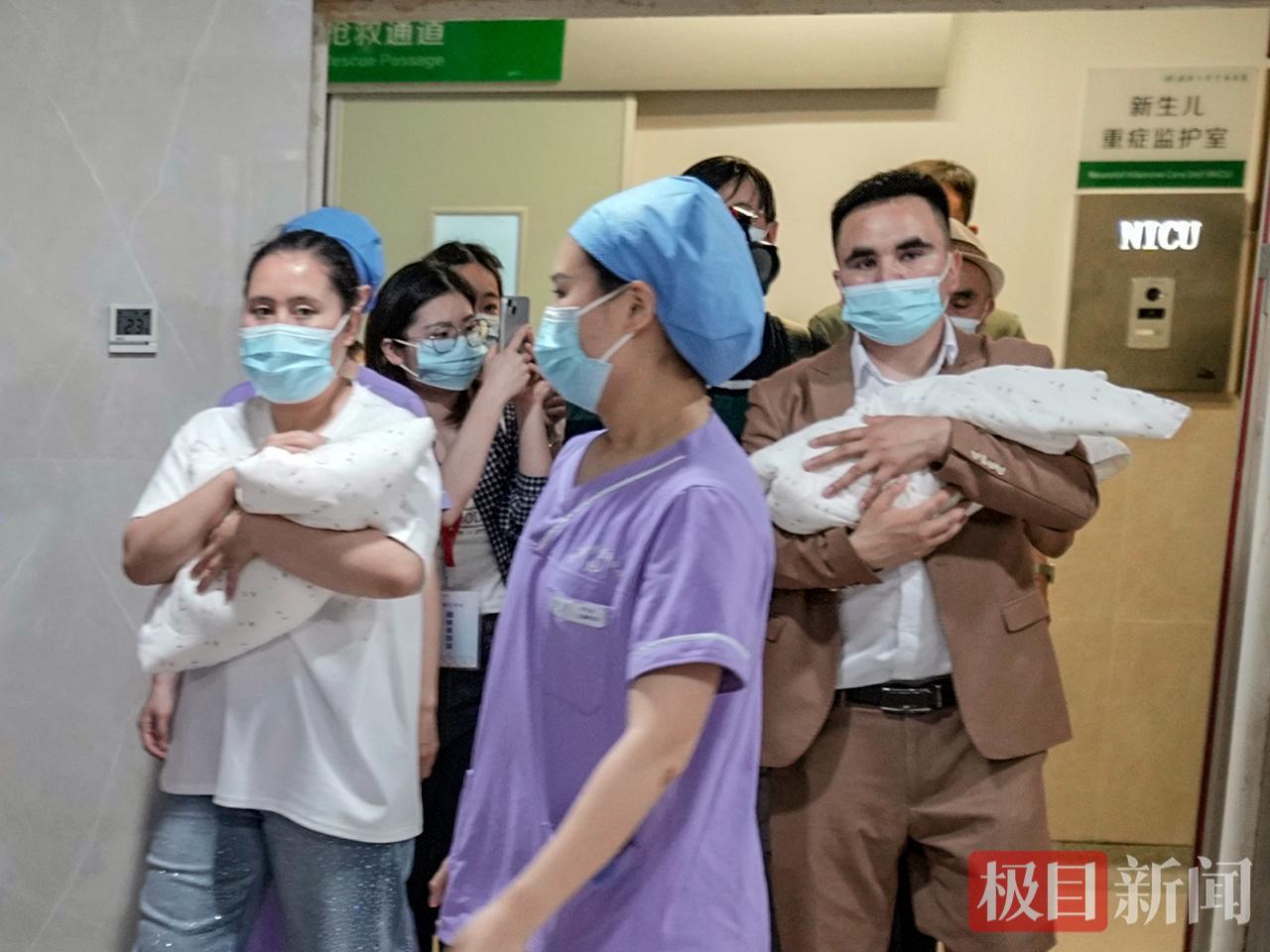 孩子随父母亲人出院回家3.jpg