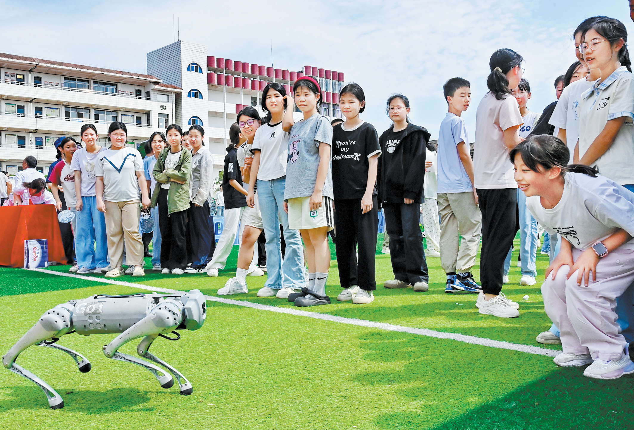 机器狗“闯入”金溪校园！学生围着互动，科技梦想被点燃