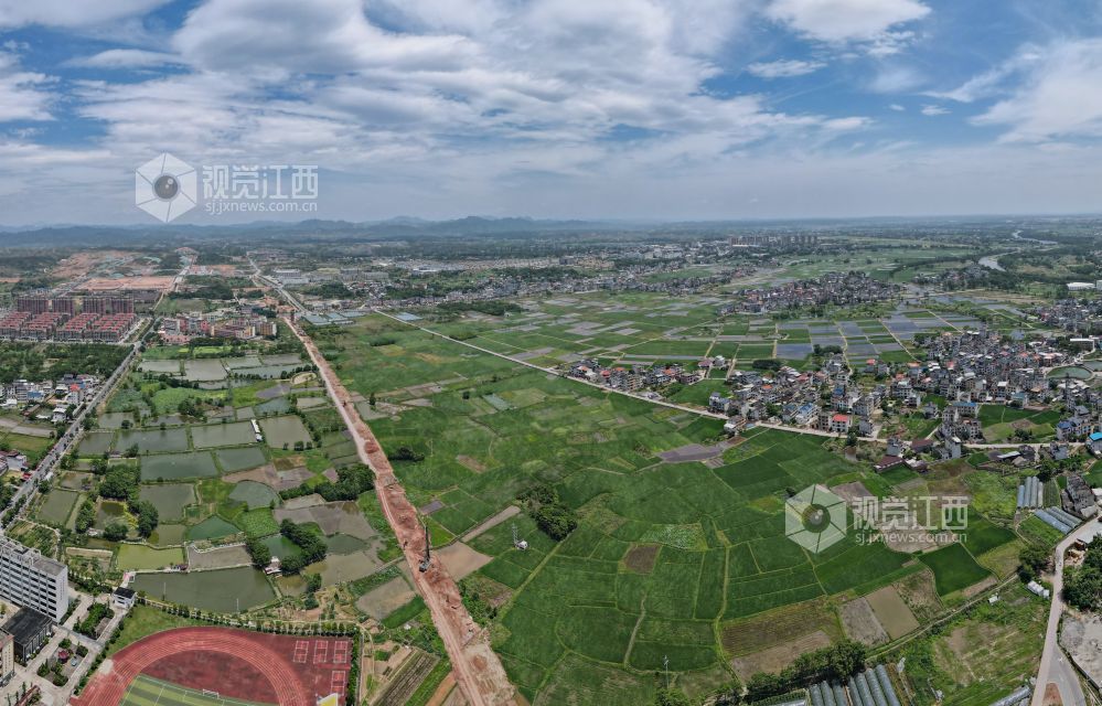 2026年5月27日，国家重点工程、国家 “八纵八横” 高铁网渝厦通道重要组成部分 —— 长赣高铁七标江西省遂川段施工现场一派繁忙。