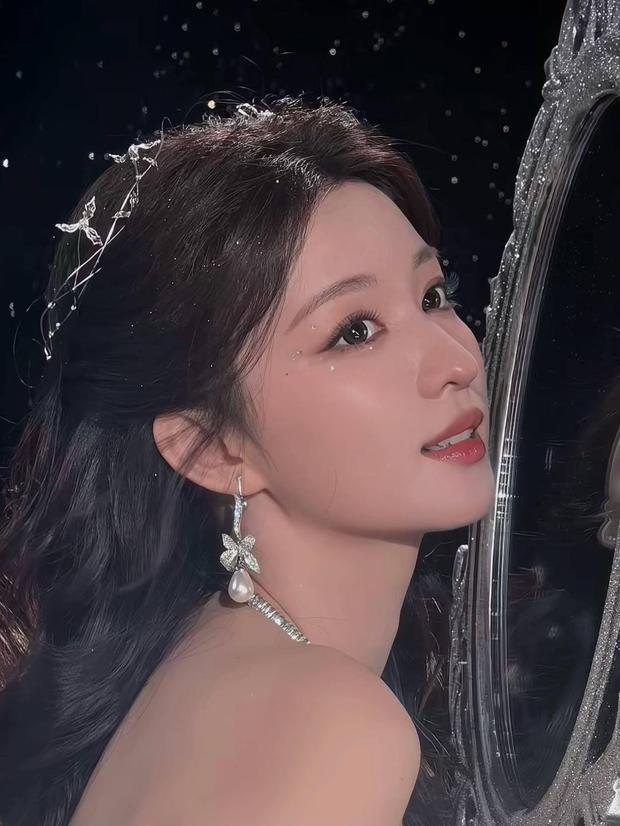 王楚然笑眼盈盈。