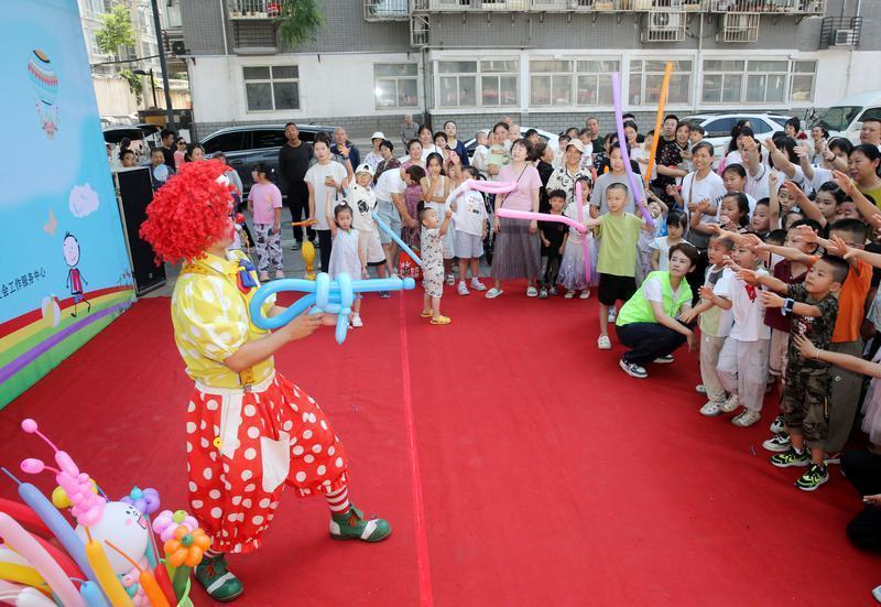 图为 在互动游戏中，传来孩子们欢快的笑声。